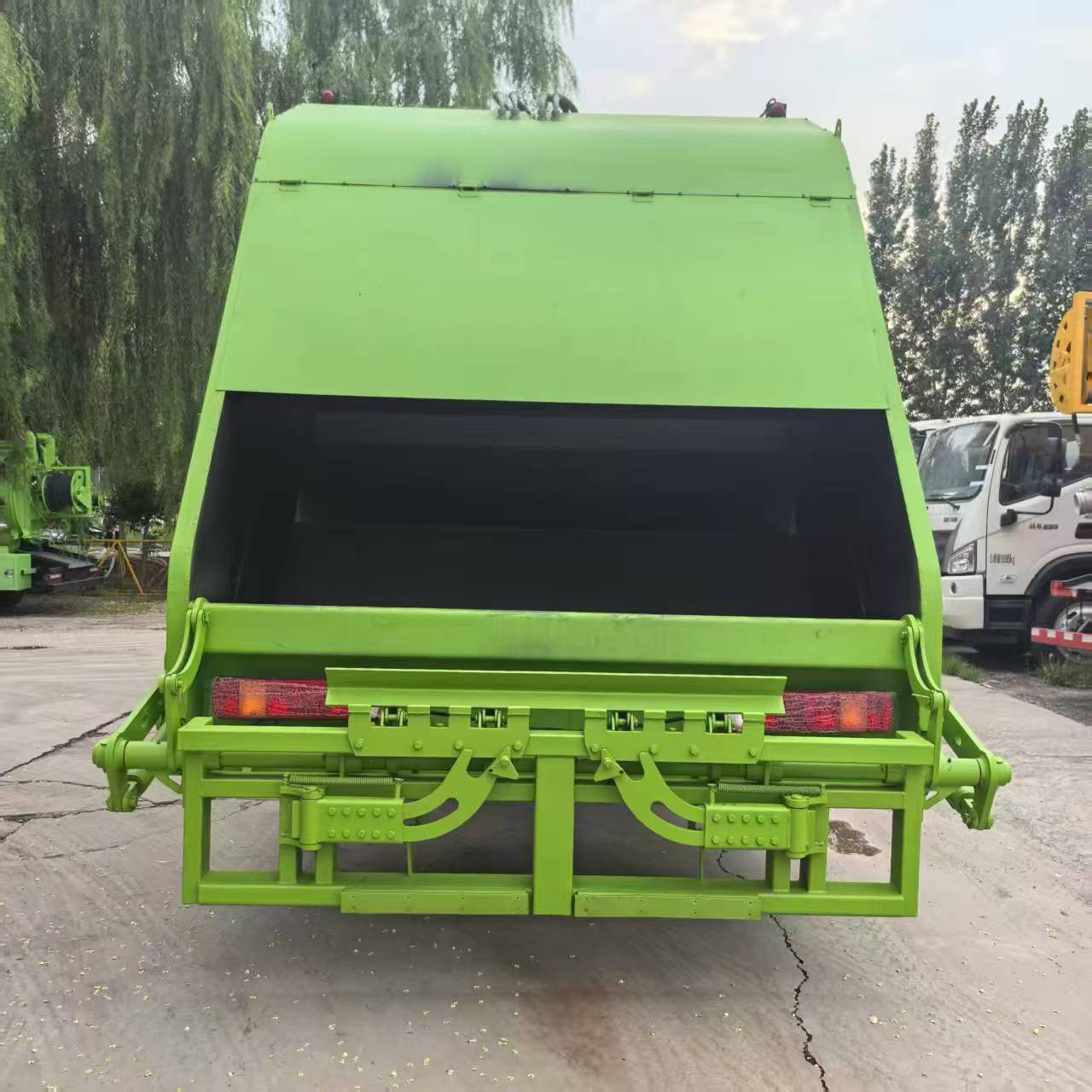 HOWO 6x4 20-cubic-meter Garbage Truck
