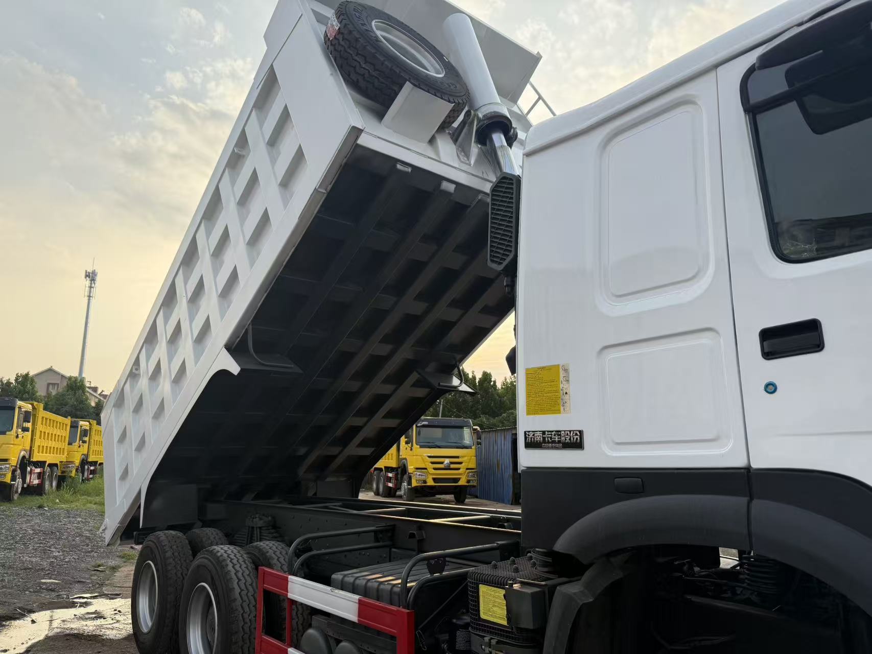HOWO 6*4 DUMP TRUCK