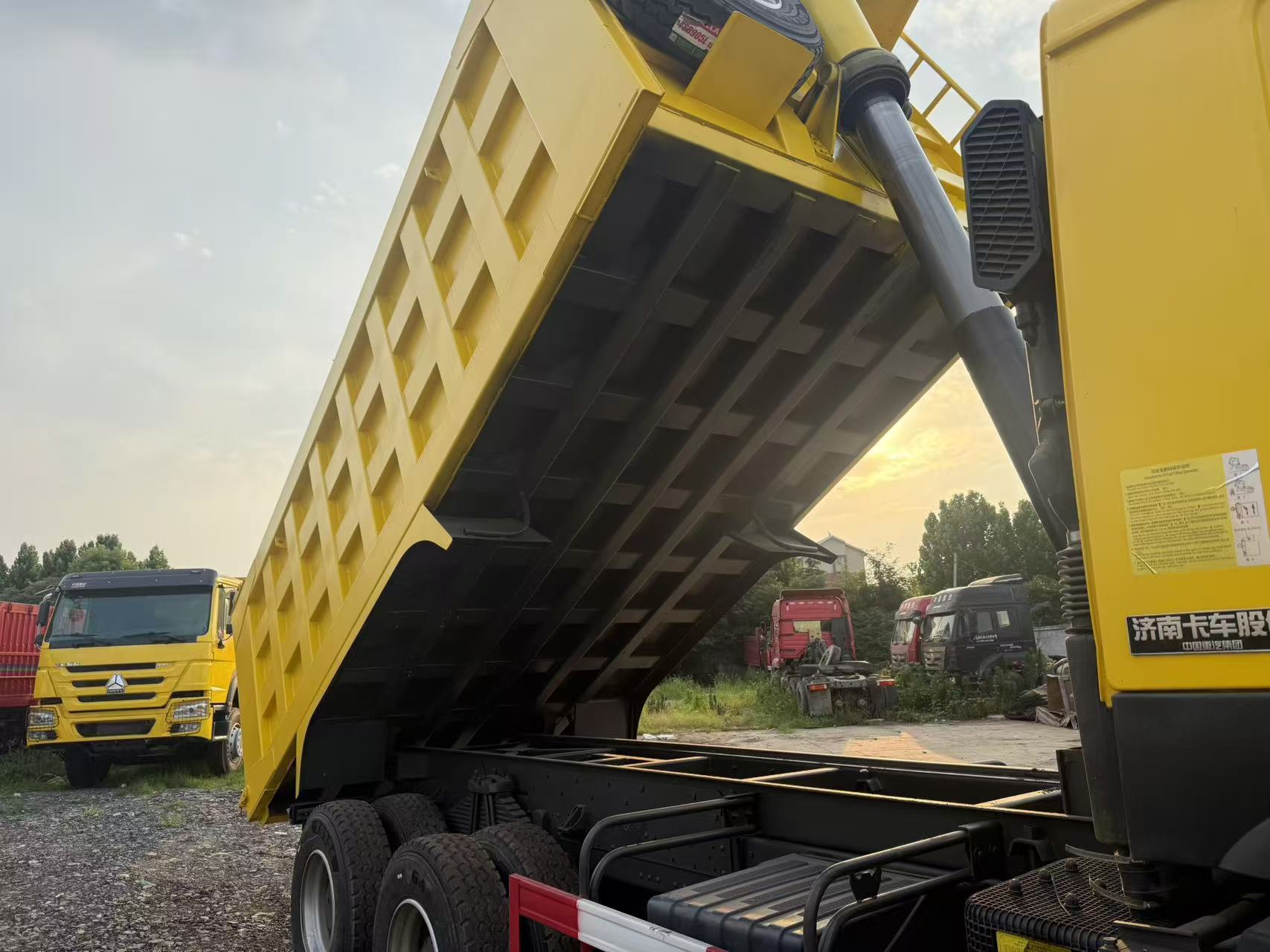 HOWO 6*4 DUMP TRUCK