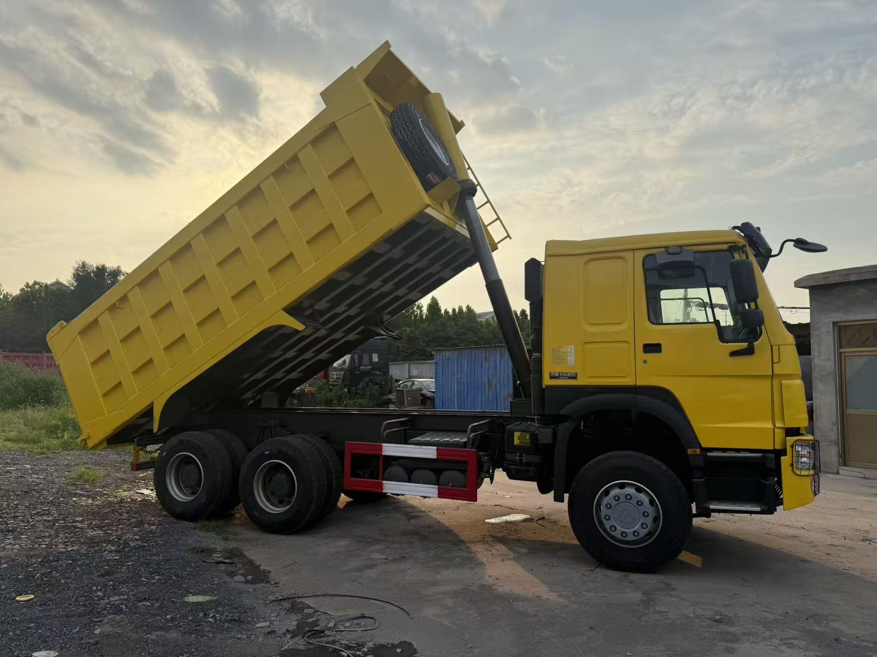 HOWO 6*4 DUMP TRUCK