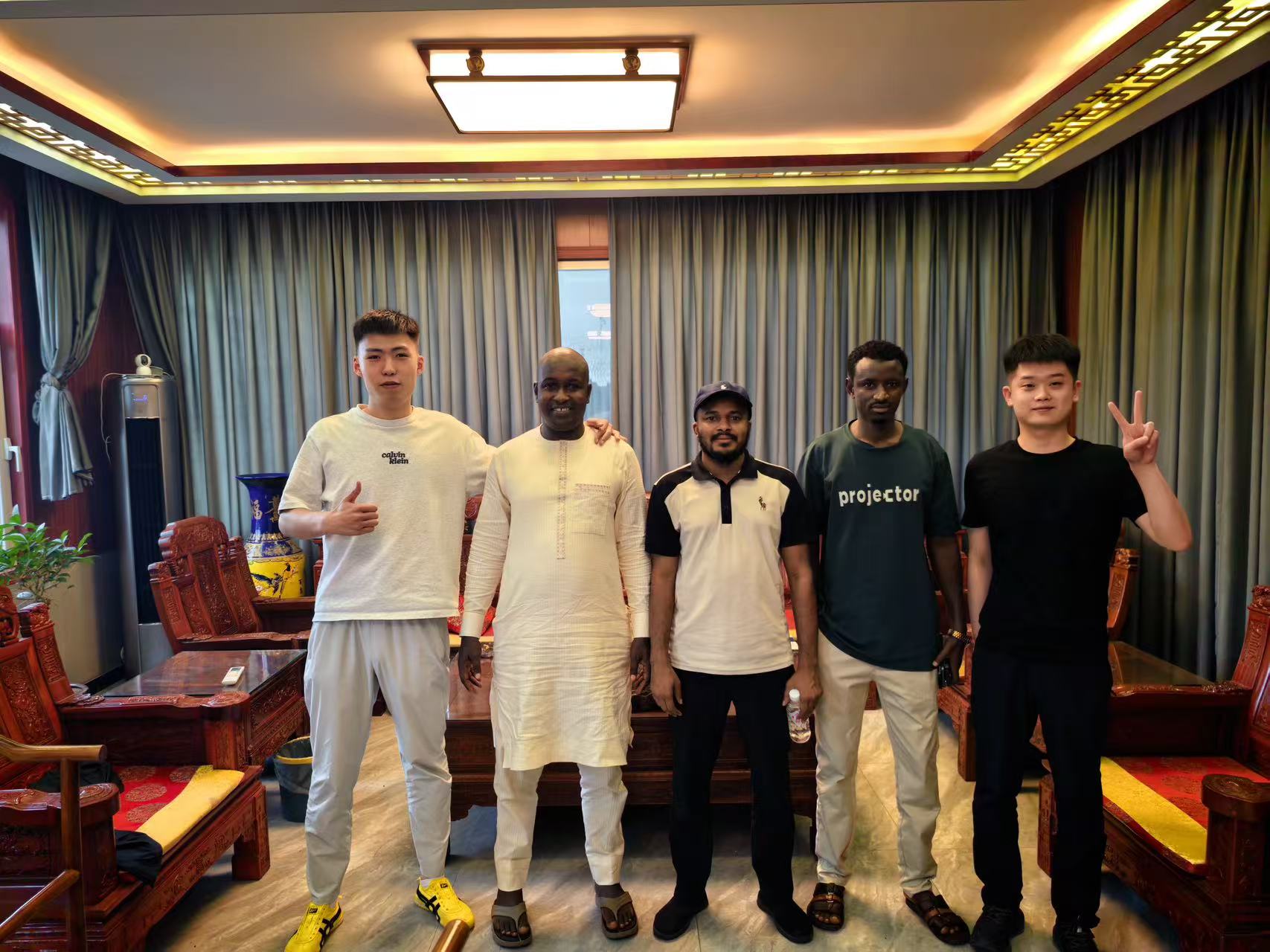 The Nigerian client's first visit included a tour of our truck factory and semi-trailer factory.