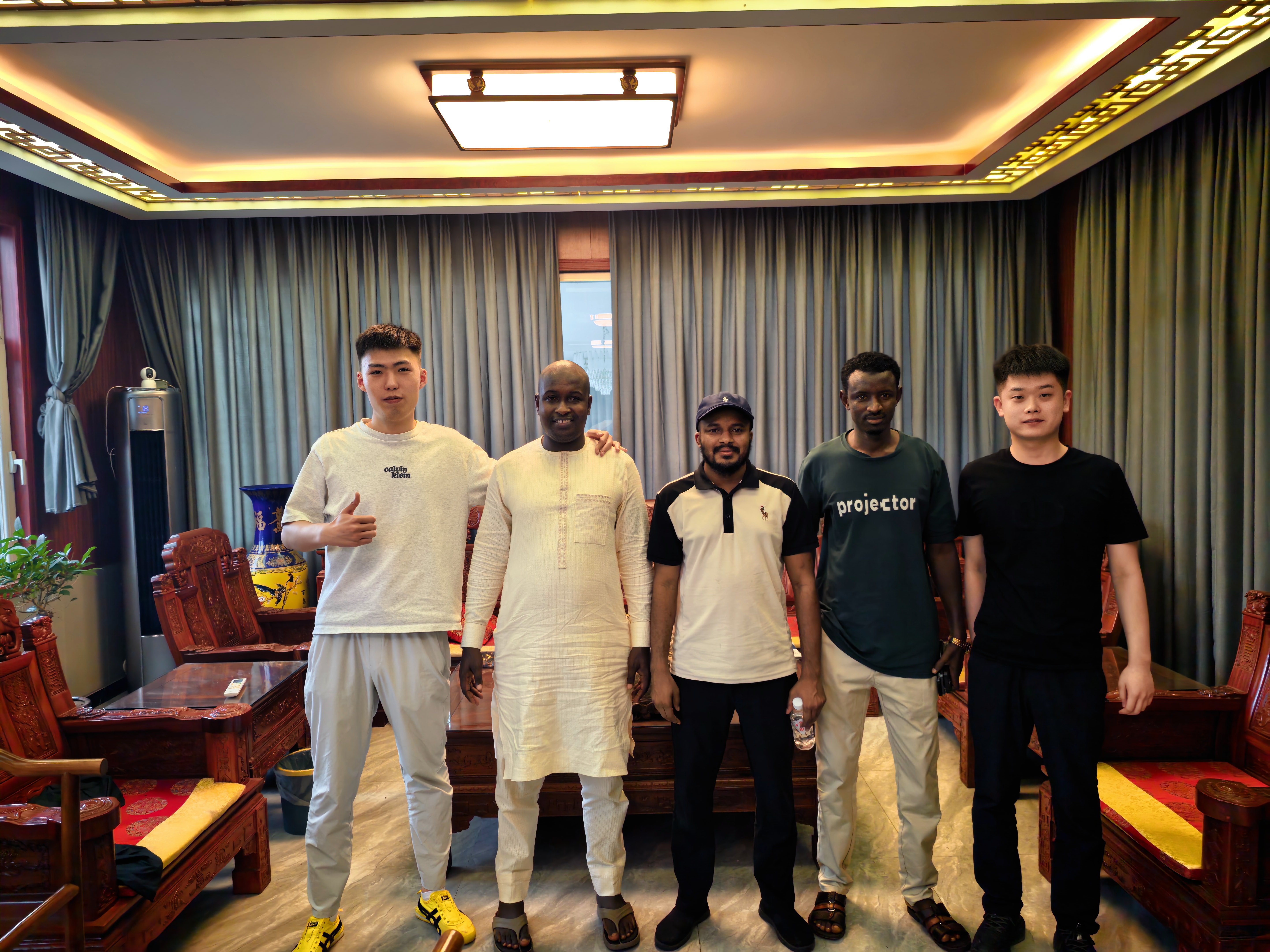 The Nigerian client's first visit included a tour of our truck factory and semi-trailer factory.