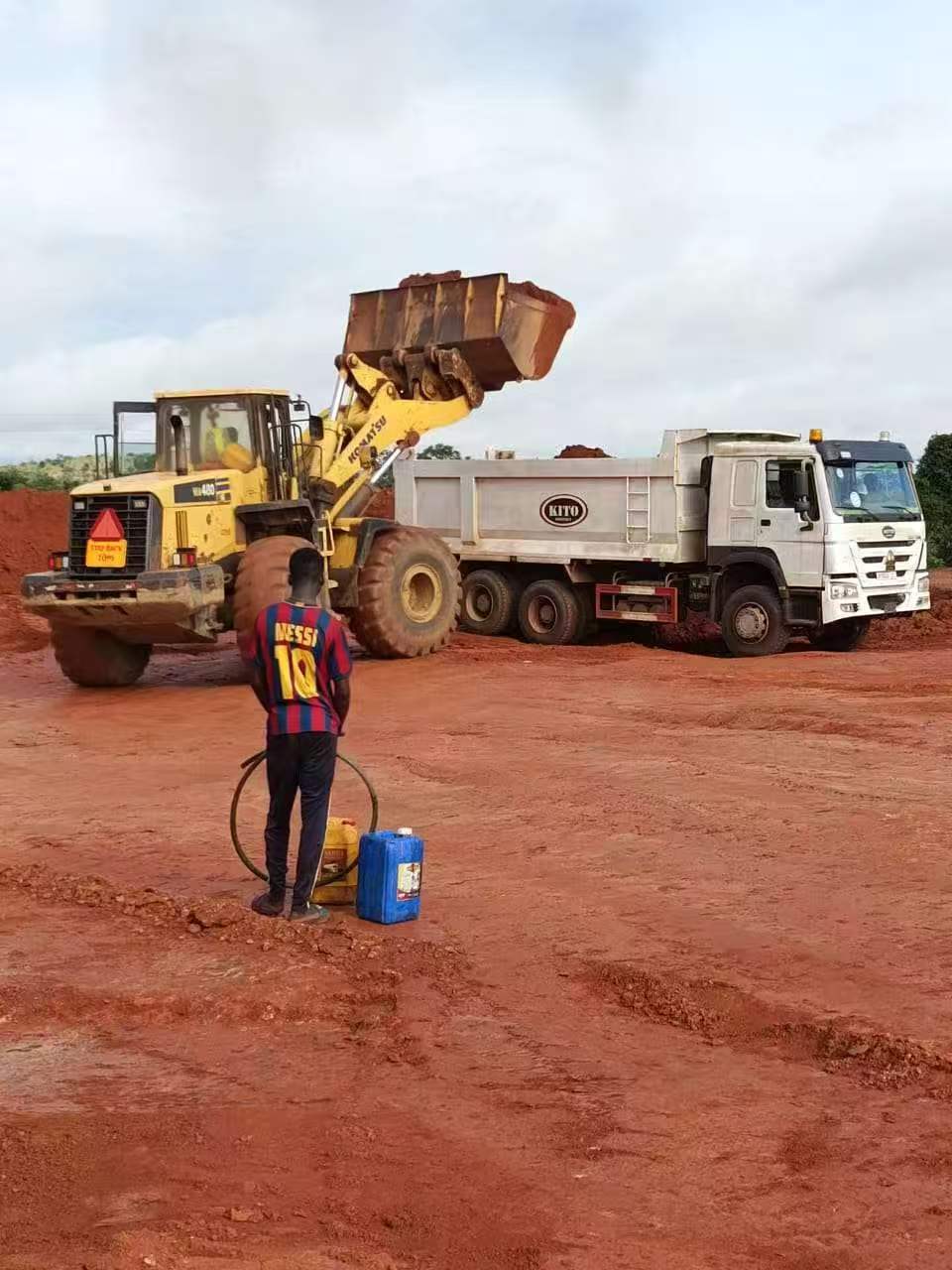 This dump truck is used in Burkina Faso and its excellent condition has been recognized by the customers.